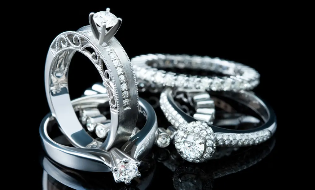 Jewelry product images enhanced using clipping path to achieve sharp and elegant visuals